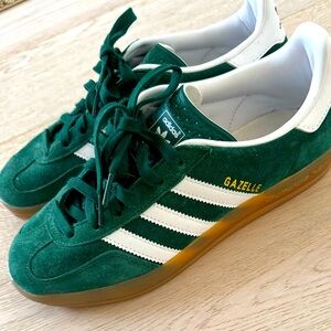 Like new - Adidas Gazelle - Collegate Green 

Wmns - 9
Men’s - 7.5
